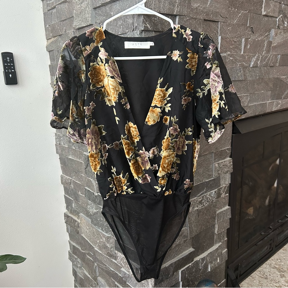 *DONATING SOON,ACCEPTING ALL OFFERS*Astr Floral Burnout Velvet Bodysuit